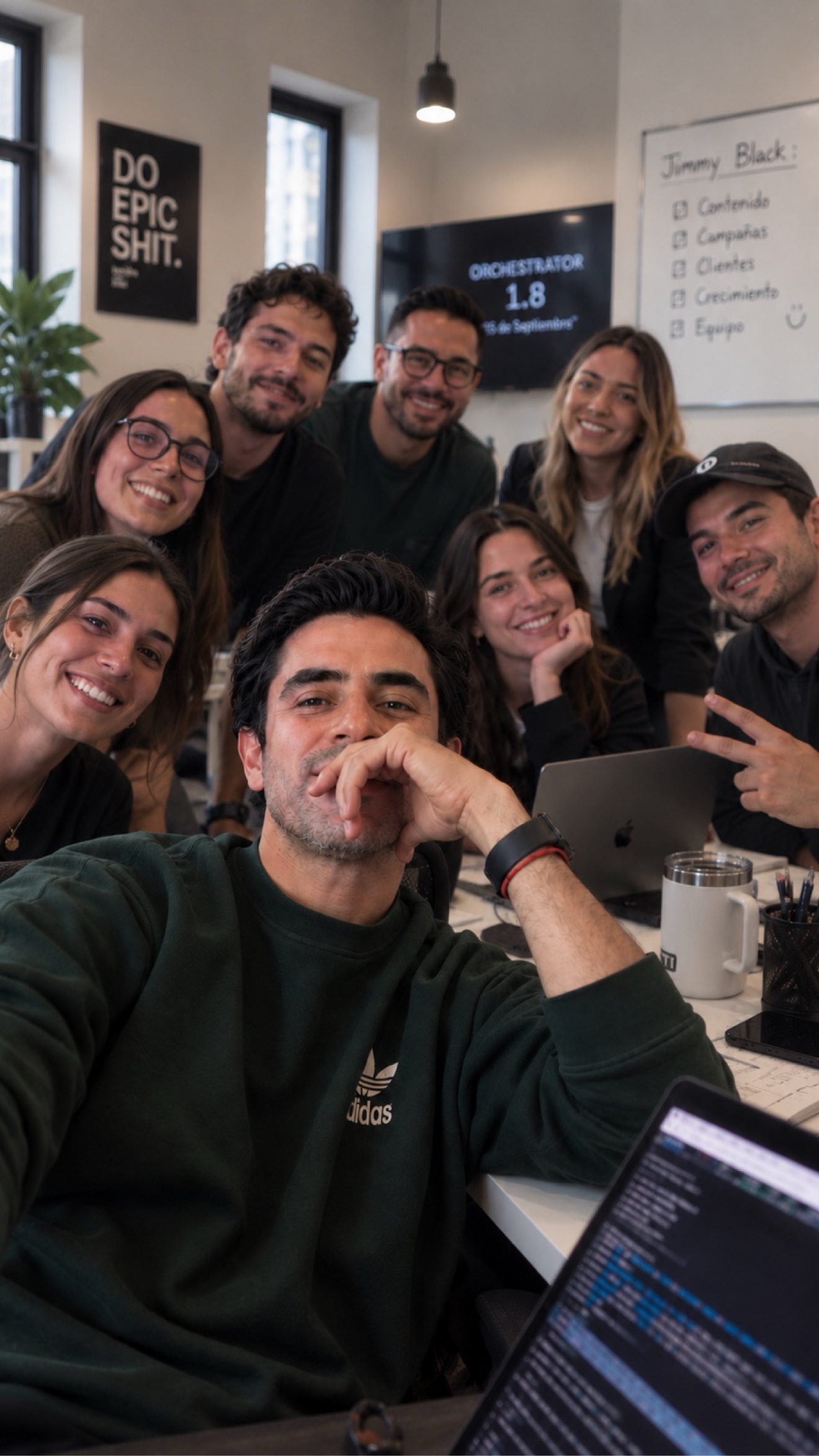 Diego con su equipo frente a una pantalla con Orchestrator